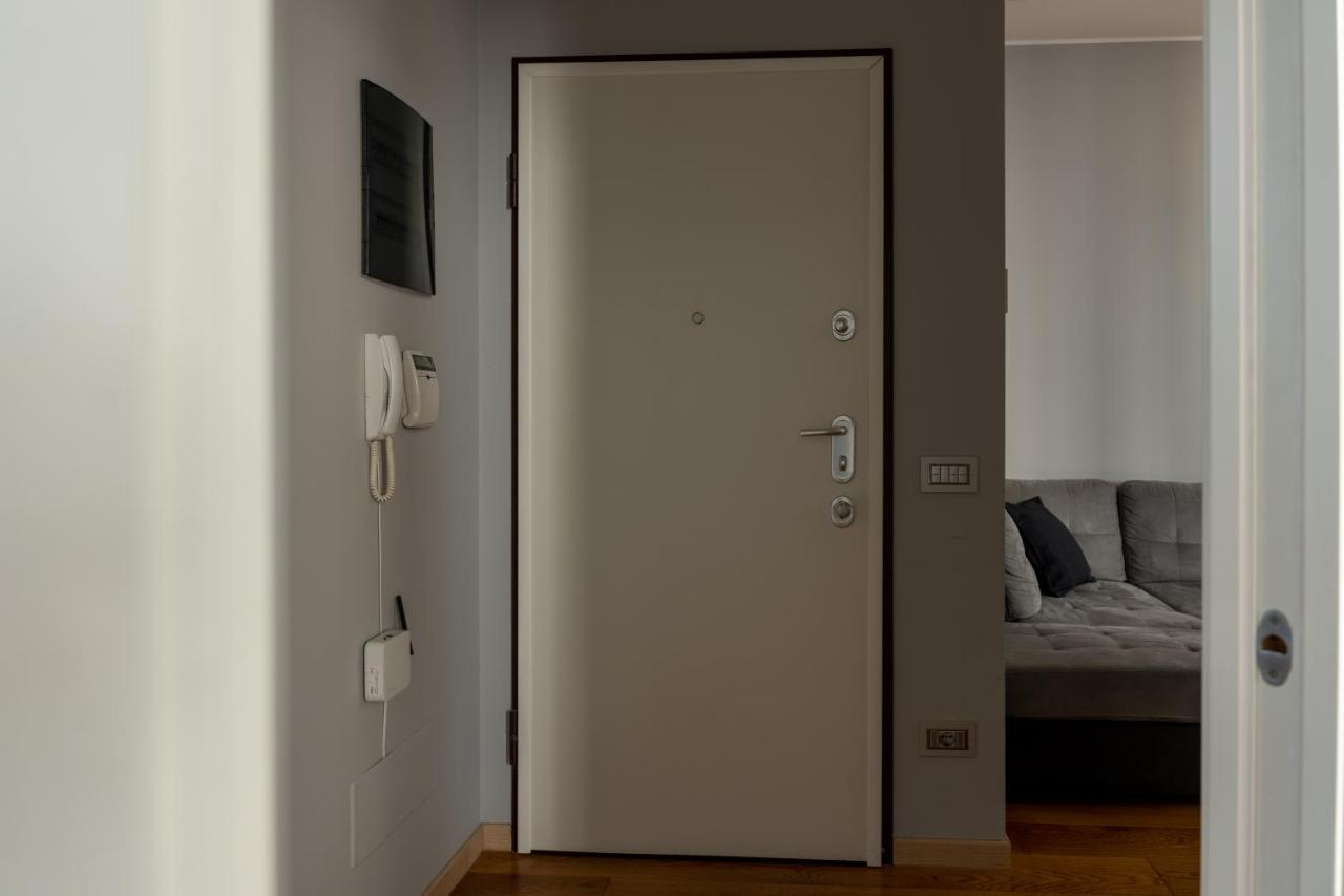 5 Min Duomo Luxury Home In Brera Design District Milan Bagian luar foto